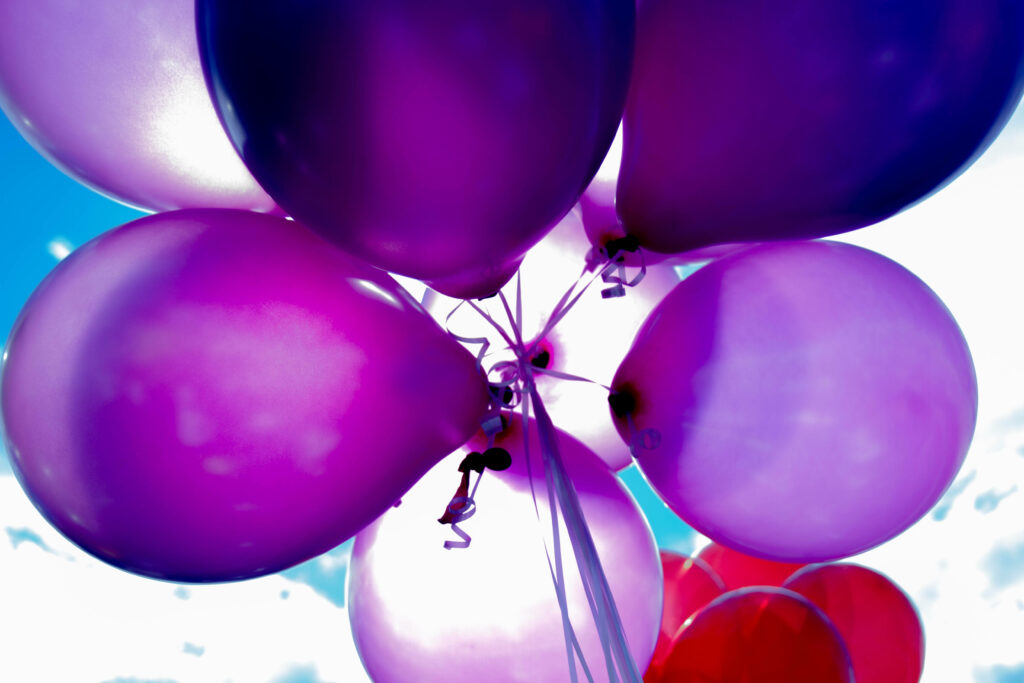 Cheerful Purple Balloon Wallpaper for Festive Birthday Décor
