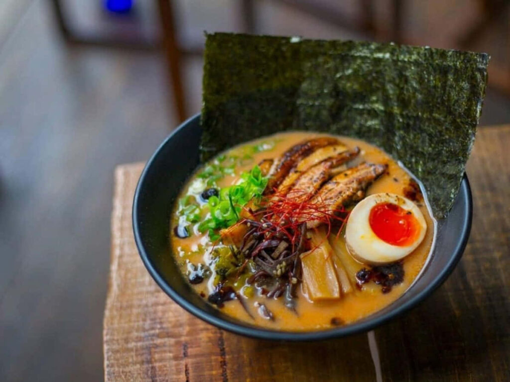Vibrant Ramen Wallpaper: Fresh Bowl with Grilled Toppings & Egg