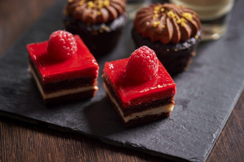 Delectable Dessert Wallpaper: Raspberry Cakes & Chocolate Cupcakes