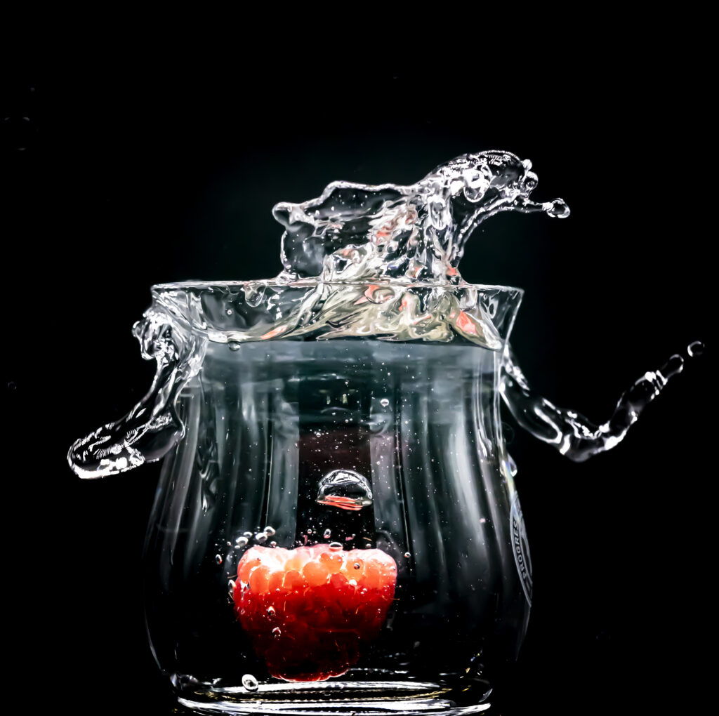 Vibrant Raspberry Splash Wallpaper: Stunning Water Droplet Design