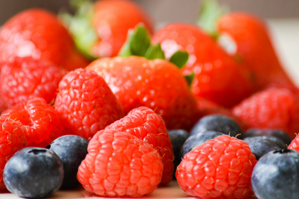 Vibrant Raspberry & Blueberry Wallpaper Background - Fresh Colors