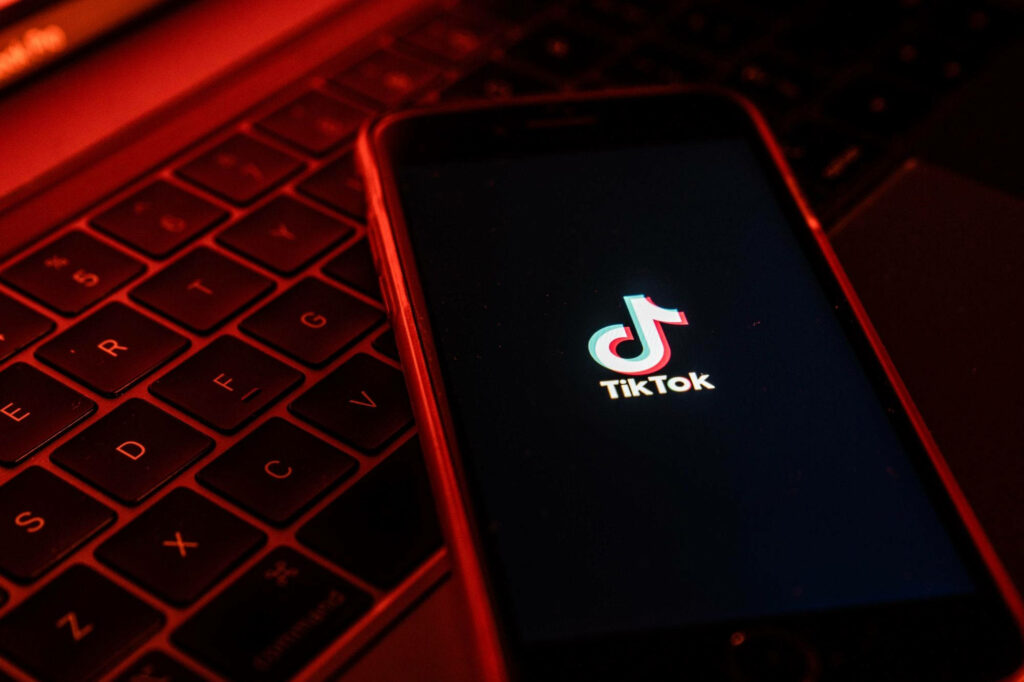 Complementing Tiktok's Red Aesthetic with a Mobile-Laptop Fusion Wallpaper