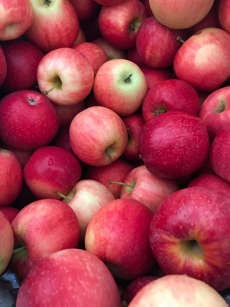 Fresh Red Apples Wallpaper: Vibrant, Glistening Background