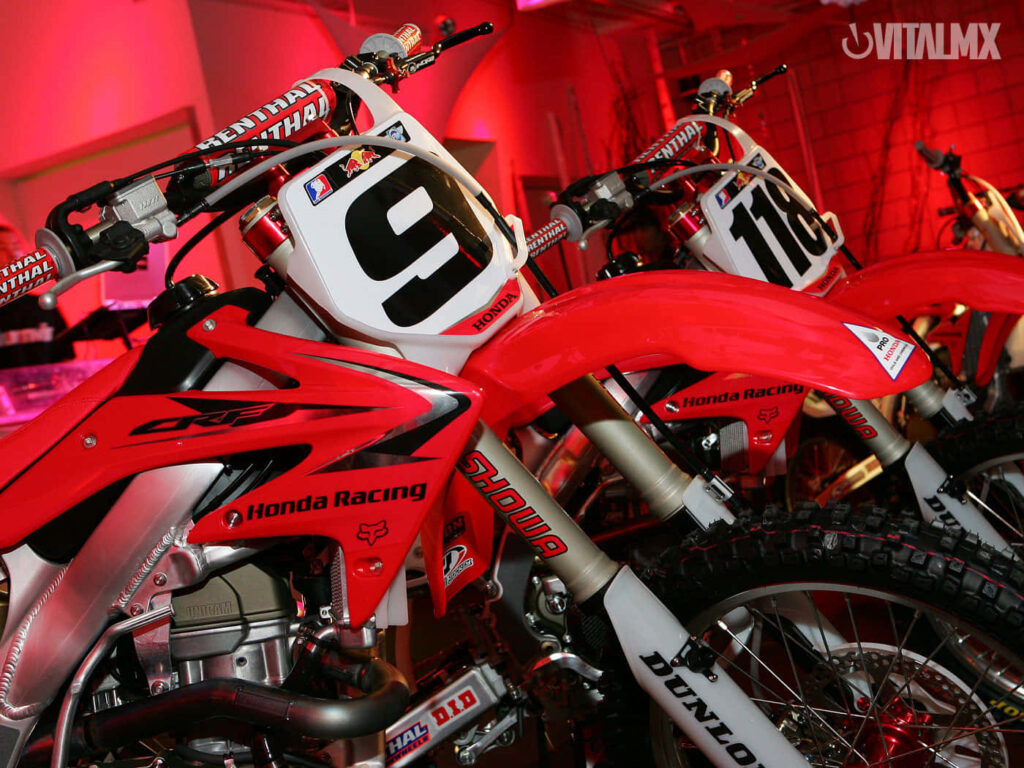 Dynamic Wallpaper: Vibrant Red Honda Racing Motorcycles in Action