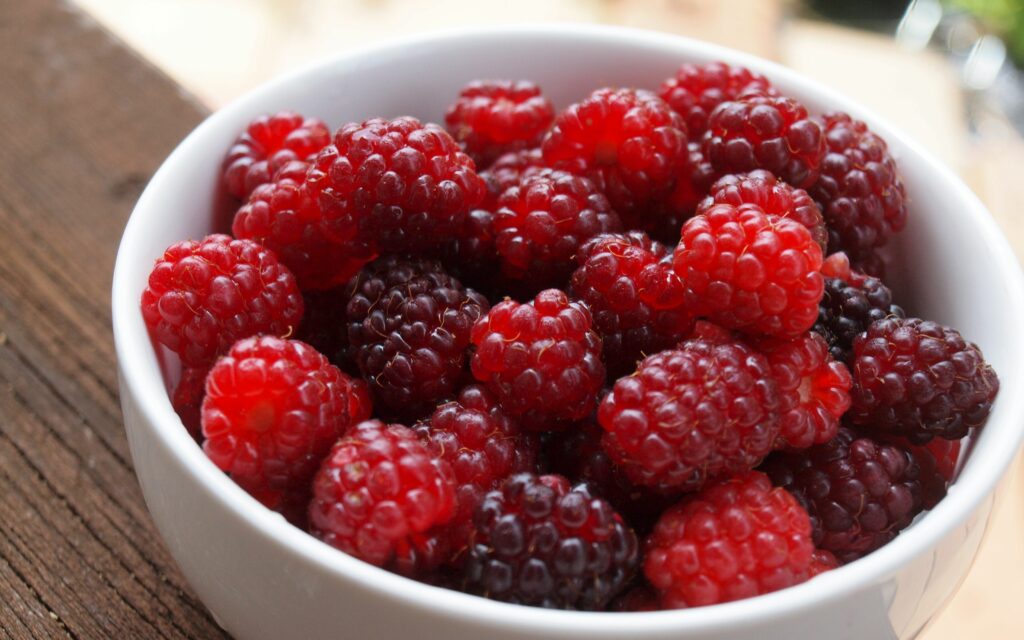 Vibrant Ripe Raspberries Close-Up: Juicy Texture Wallpaper Background