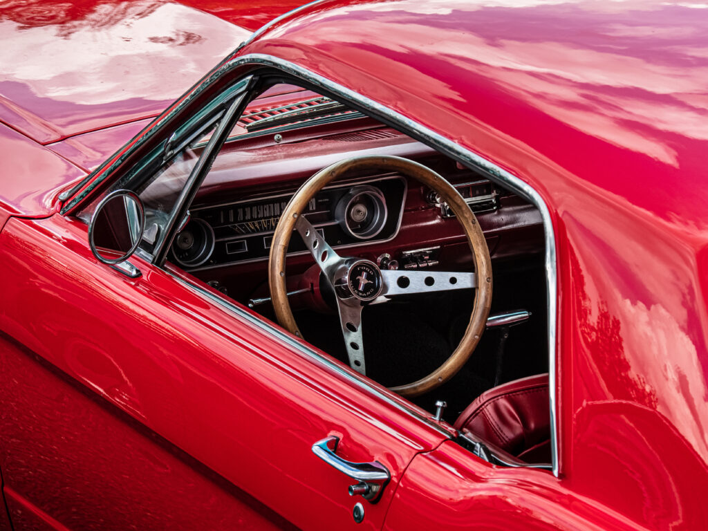 Vibrant Red Retro Car Wallpaper: Classic Wooden Steering Wheel Style