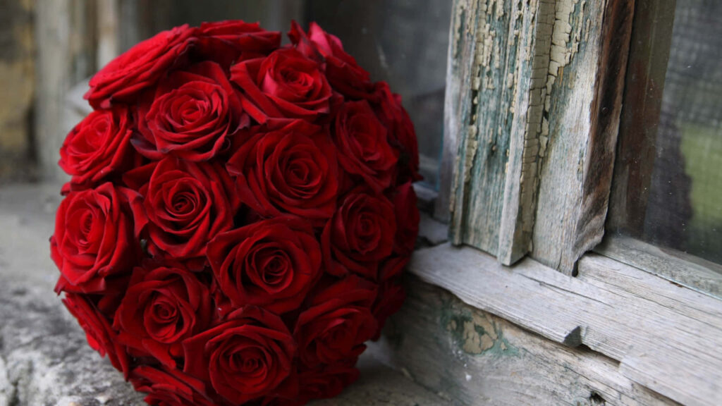 Stunning Red Roses Bouquet: Romantic Rustic 1440p Wallpaper Background