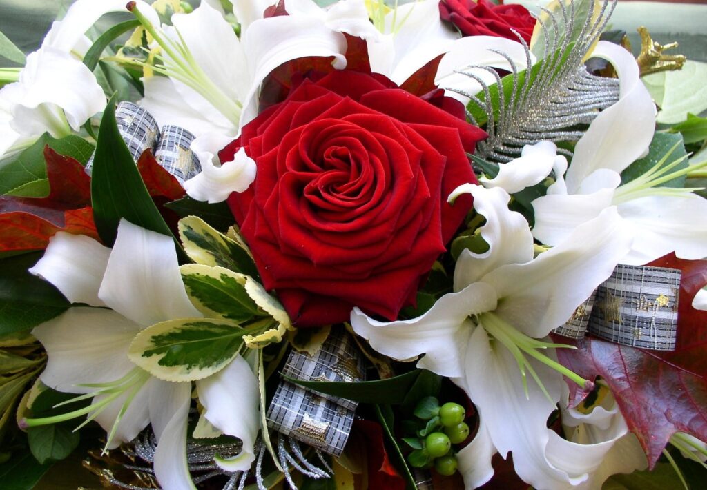 Stunning Wallpaper: Vibrant Red Roses & Elegant White Lilies