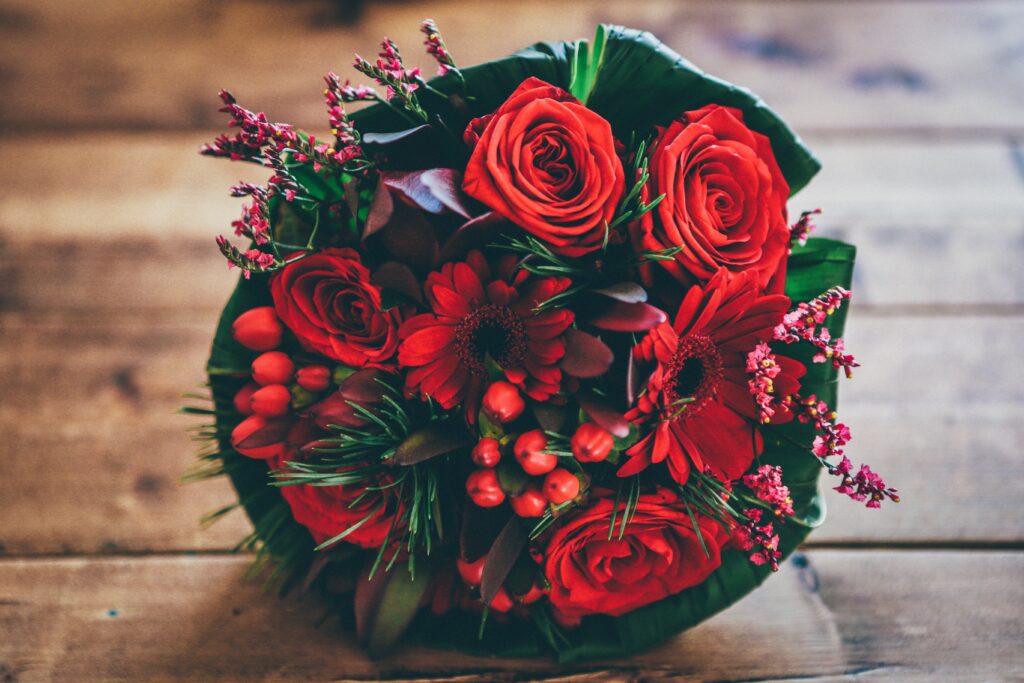 Vibrant Red Roses Wallpaper: Stunning Floral Background Art