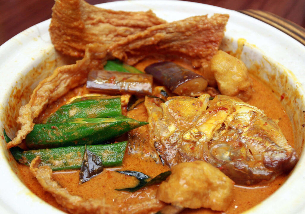 Vibrant Red Snapper Fish Head Curry Wallpaper with Fresh Vegetables