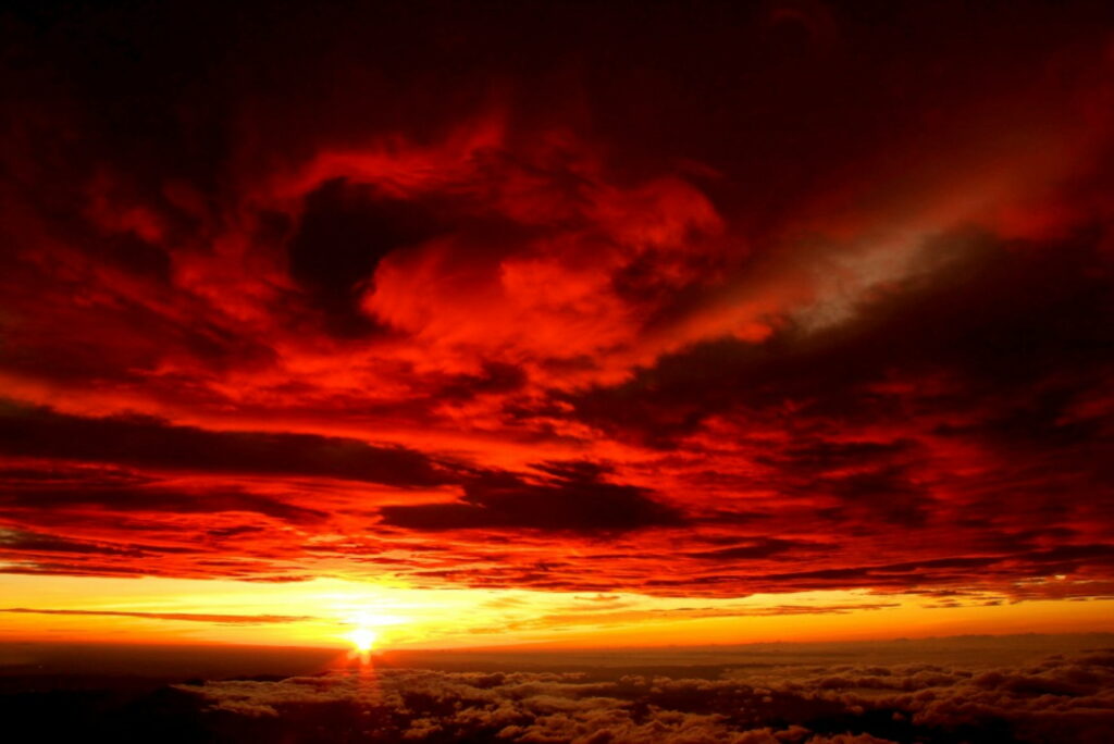 Stunning HD Sunset Wallpaper: Vibrant Red Clouds & Golden Glow