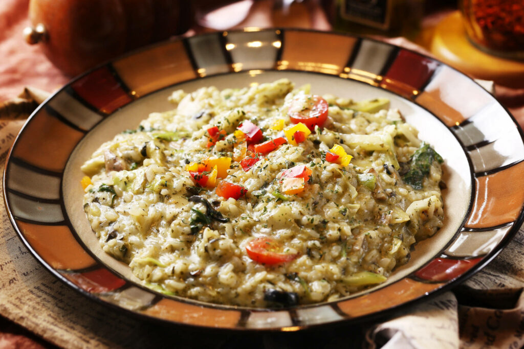 Vibrant Risotto Wallpaper: Fresh Spinach, Bell Peppers & Tomatoes