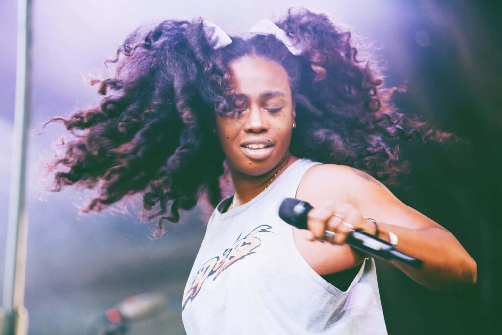 Vibrant SZA Live Performance Wallpaper - Dynamic Stage Presence