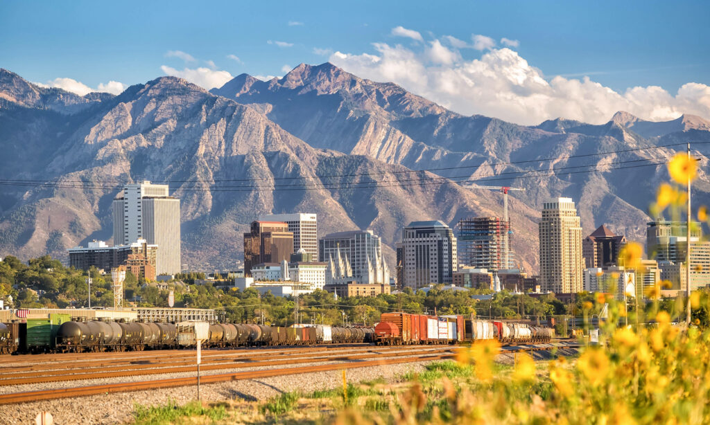 Vibrant Salt Lake City Wallpaper: Skyline & Mountain Contrast