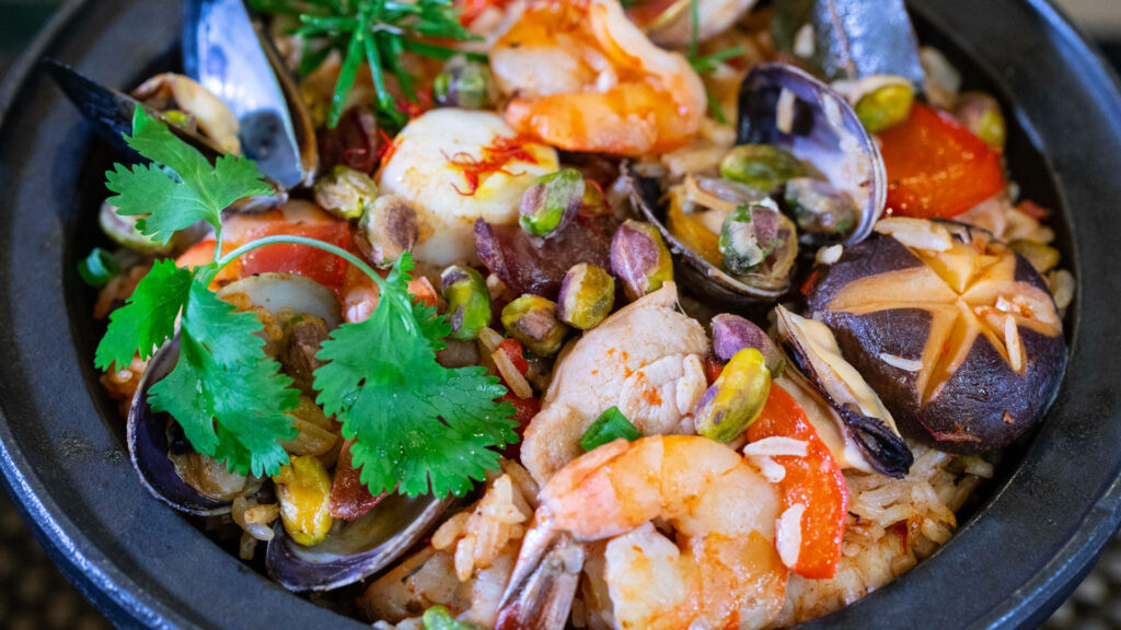 Vibrant Seafood Paella Wallpaper: Fresh Shrimp, Clams & Herbs