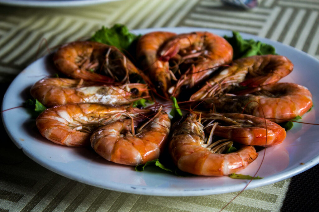 Vibrant Seafood Wallpaper: Perfectly Cooked Prawns & Fresh Veggies
