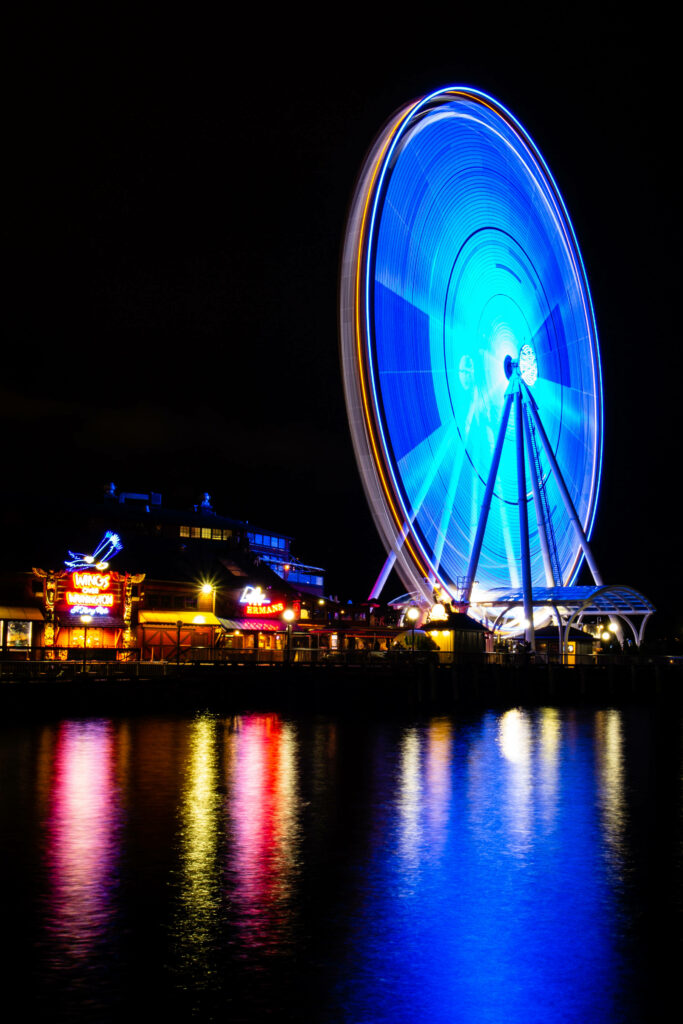 Vibrant Seattle Great Wheel Nighttime Wallpaper – Stunning Blue Reflections
