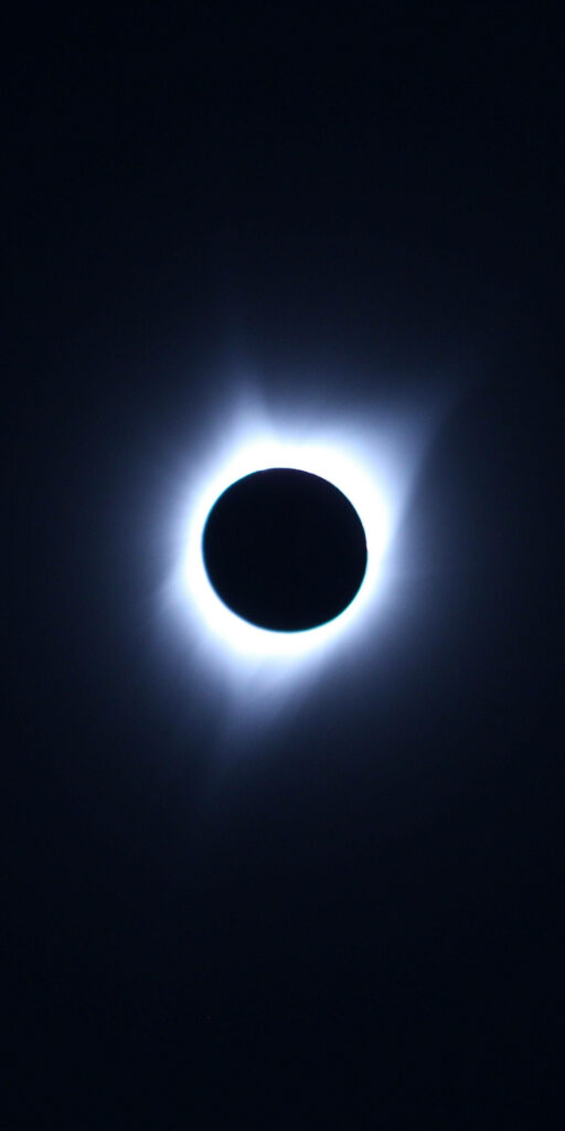 Stunning Solar Eclipse Wallpaper for OLED iPhones: Vivid Contrast