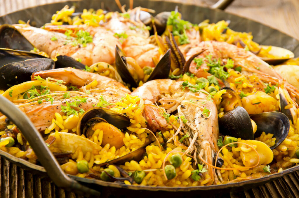 Vibrant Spanish Paella Wallpaper: Seafood & Saffron Delight