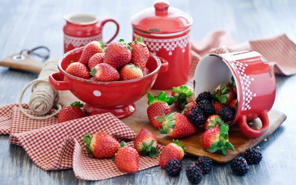 Rustic Wallpaper: Vibrant Strawberries & Blackberries in Tableware
