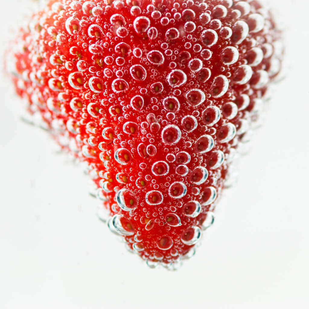 Vibrant Macro Strawberry in Water: Freshness & Texture Wallpaper