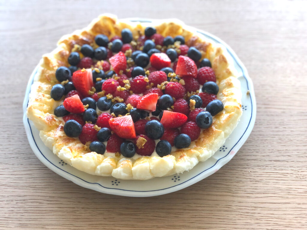 Delicious Berry Pie Dessert Wallpaper: Summer Berries Delight