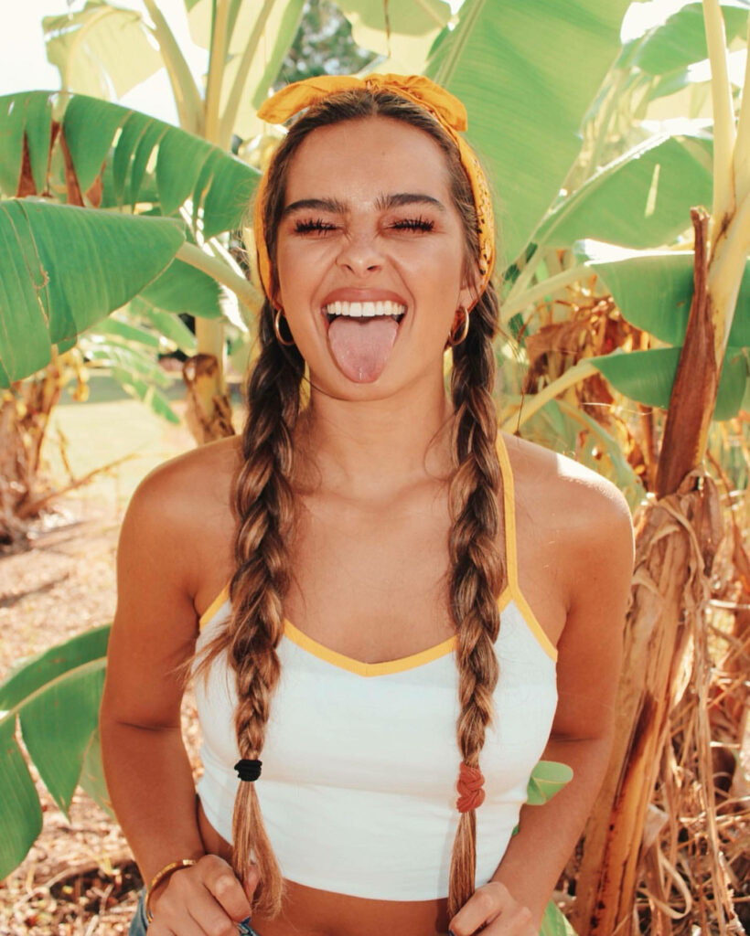 Addison Rae's Vibrant Summer Wallpaper: Fun, Braids & Lush Greenery