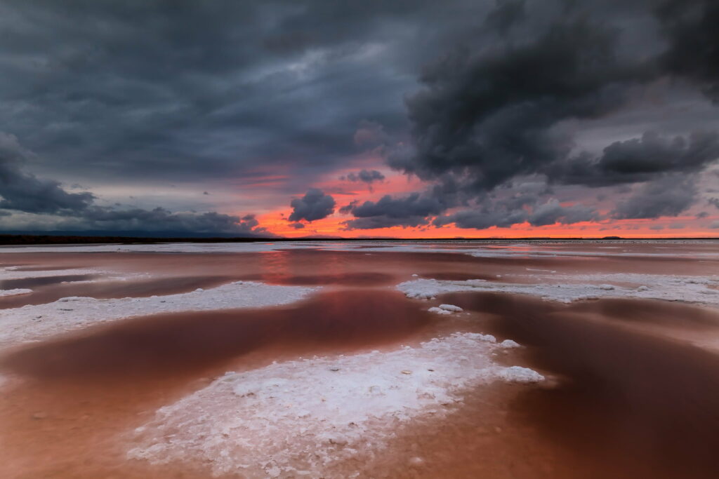 Stunning Sunset Wallpaper: Fiery Glow & Dark Clouds Reflection