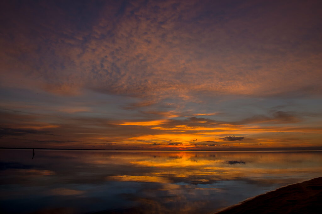Vibrant Sunset Reflection: Stunning HD Wallpaper Background