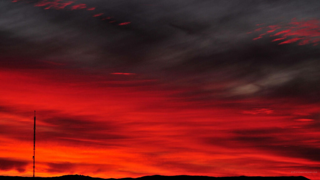 Spectacular Sunset Symphony: A Vibrant and Artistic Display in the Evening Sky - Mesmerizing 1440p Background Wallpaper