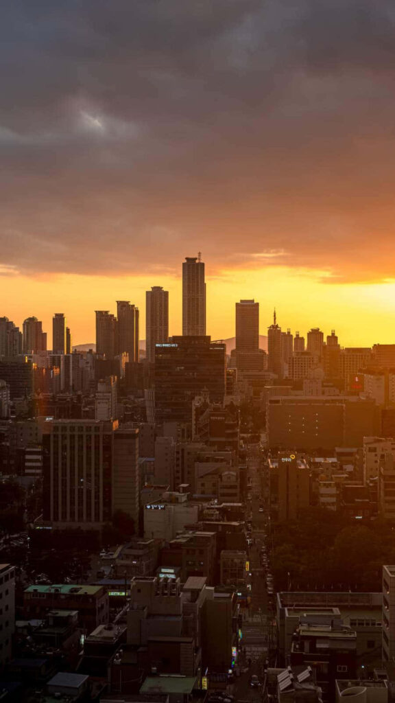 Vibrant Sunset Wallpaper: Golden Glow Over Bustling City Skyline