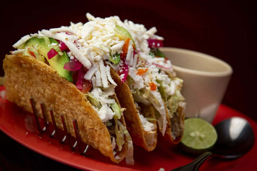 Vibrant Taco Delight on Red Plate | Fresh Ingredients & Lime Accent Wallpaper