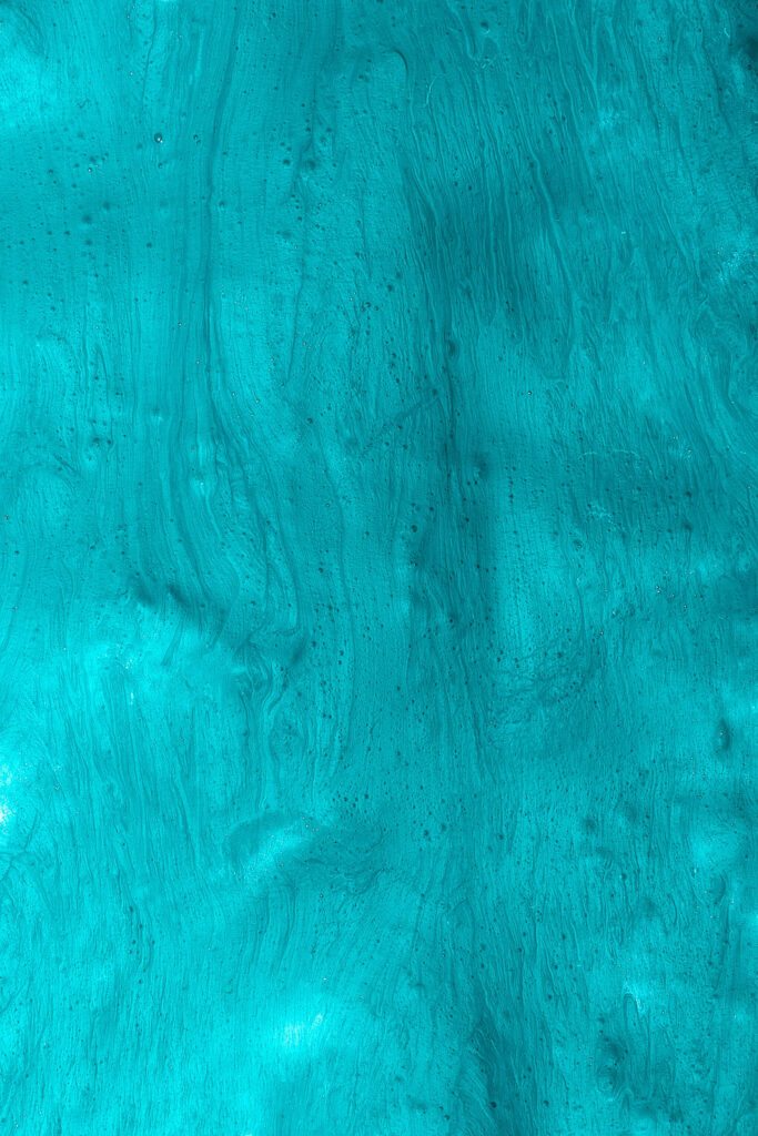 Vibrant Teal Wallpaper: Textured Pattern with Flowing Lines & Marbling