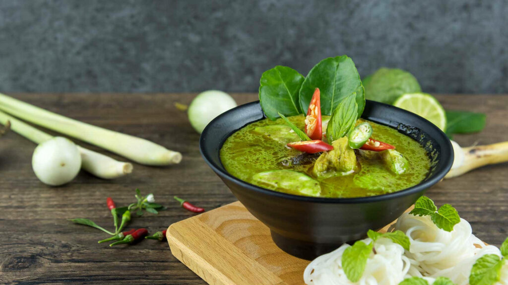 Vibrant Thai Curry Wallpaper: Bowl of Chicken & Noodles Delight