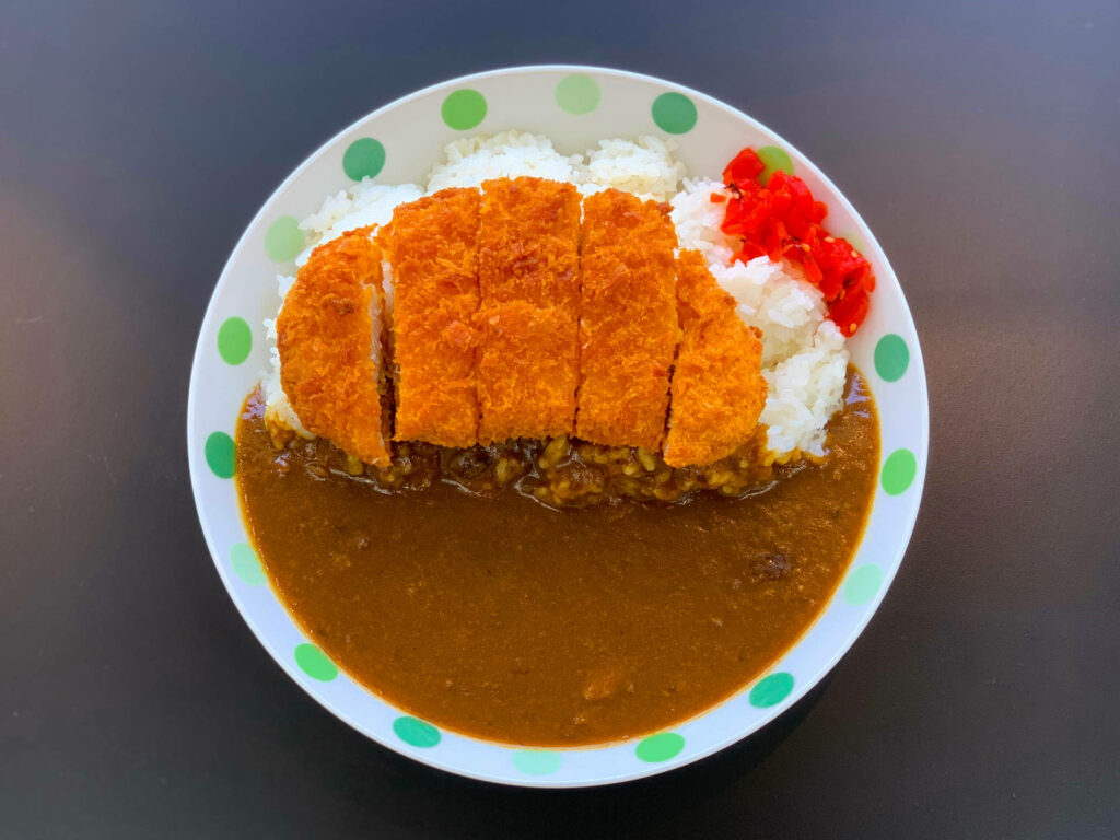 Vibrant Tonkatsu Wallpaper: Delectable Curry Rice in Polka-Dot Bowl