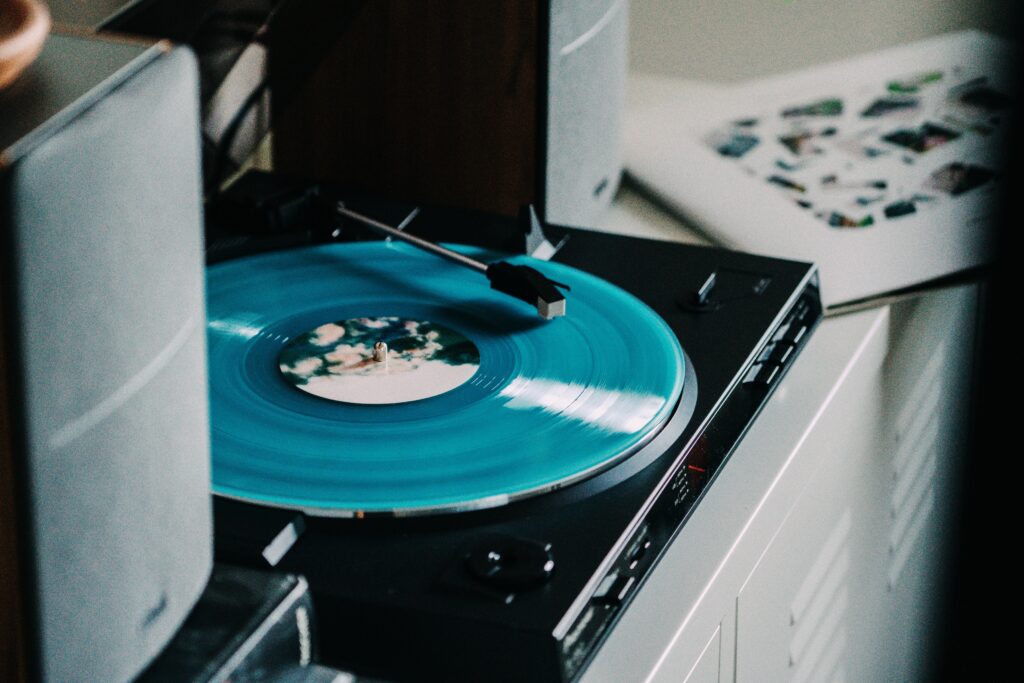 Turquoise Vinyl Record on Turntable: Modern Analog Music Wallpaper