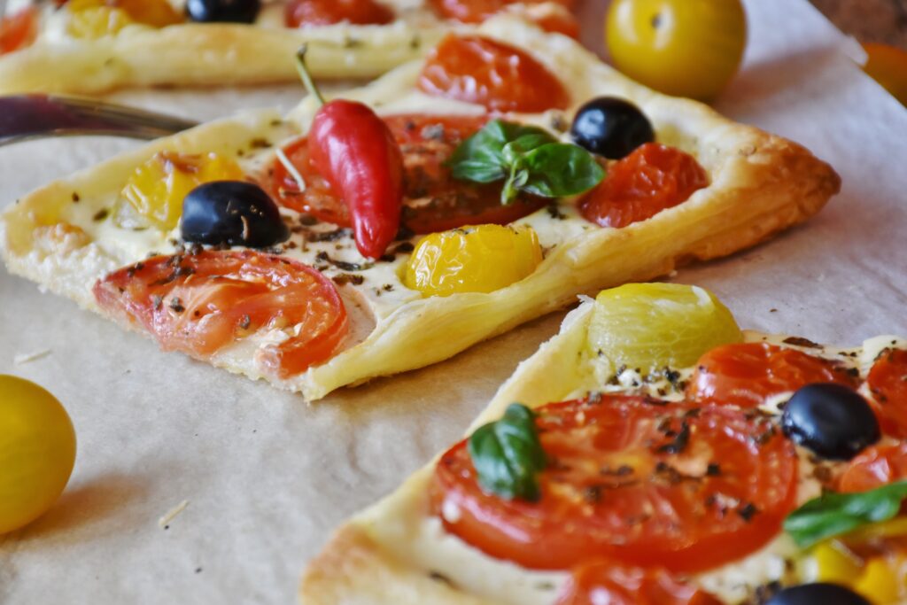 Vibrant Vegetable Pizza Wallpaper: Fresh Toppings & Crispy Crust