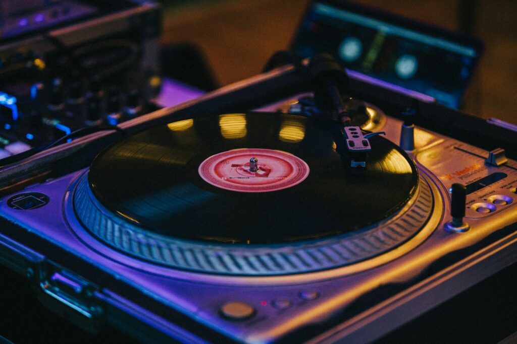 Vibrant Wallpaper: Close-Up of Spinning Vinyl on Stylish Turntable