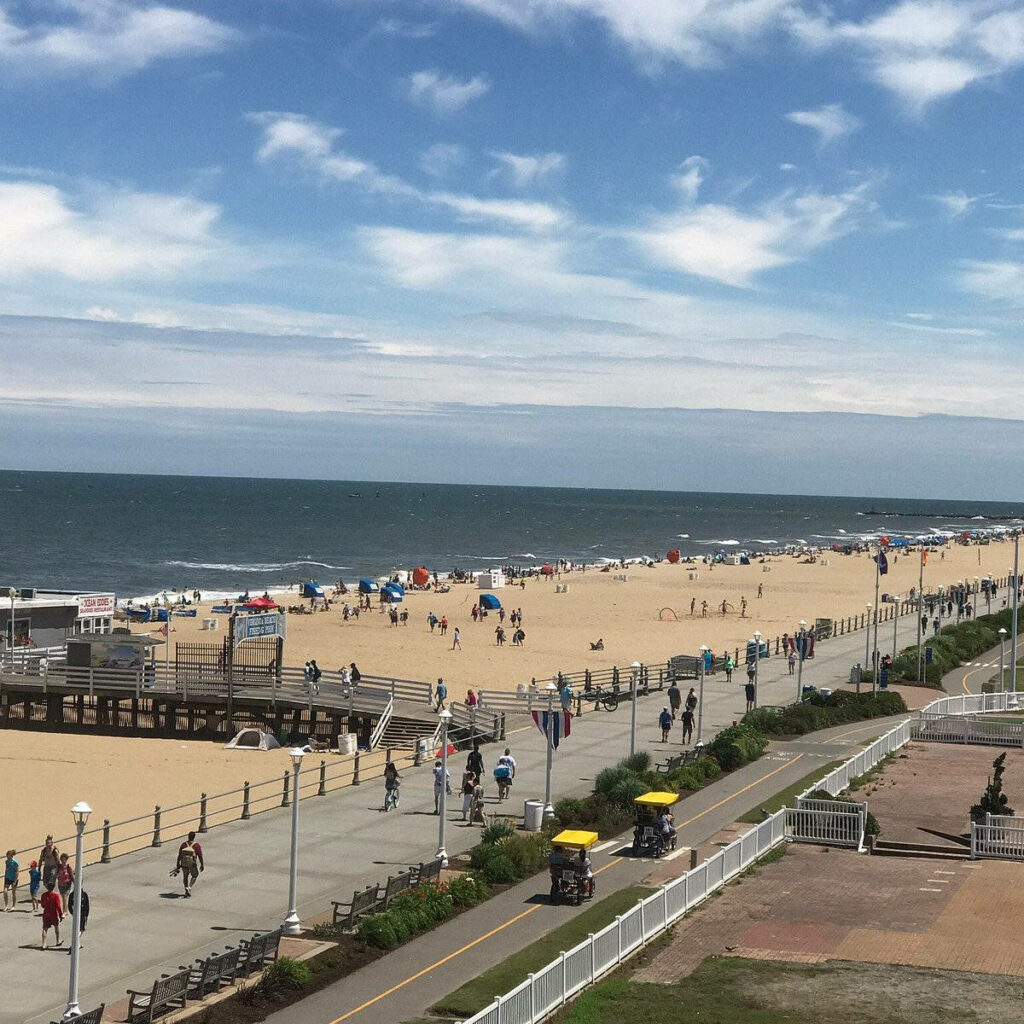 Vibrant Virginia Beach Oceanfront Scene: Sandy Beach & Lively Boardwalk Wallpaper