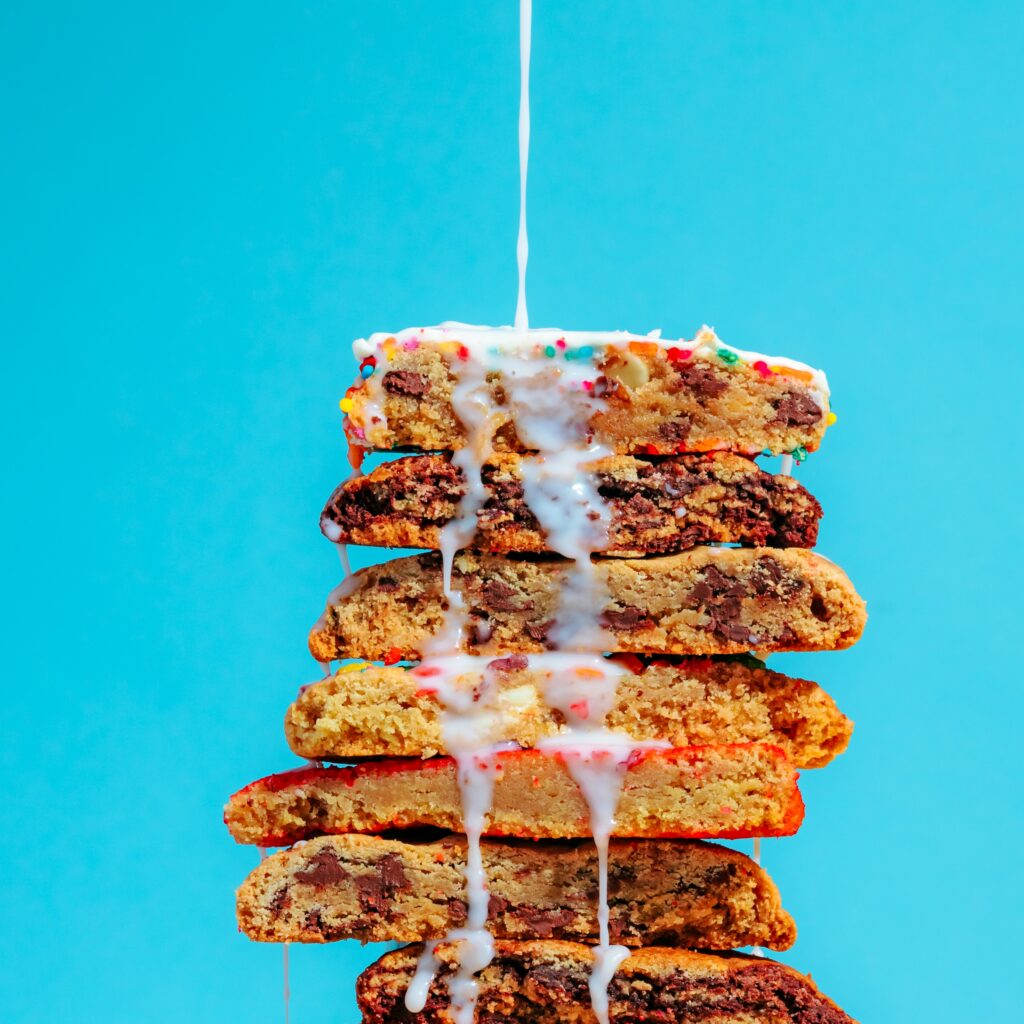 Vibrant Wallpaper: Chocolate Chip Cookies & Iced Pastries on Blue