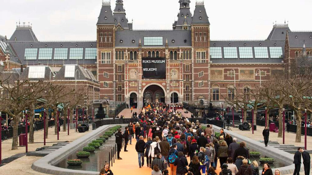 Vibrant Wallpaper of Crowd at Rijksmuseum - Stunning Architectural Design