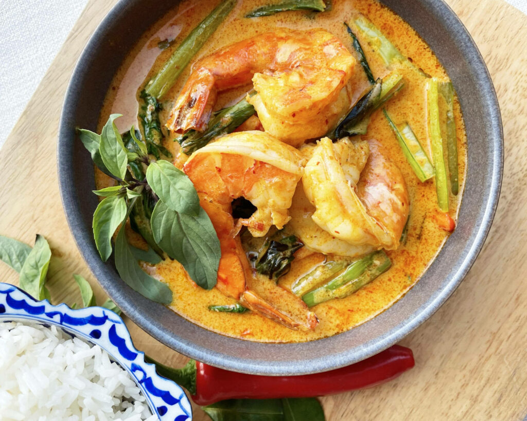 Vibrant Yellow Curry Wallpaper: Fish, Shrimp & Rice Culinary Delight