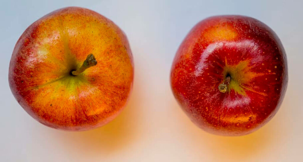 Vibrant Wallpaper: Glossy Red & Yellow Apples on Soft Background