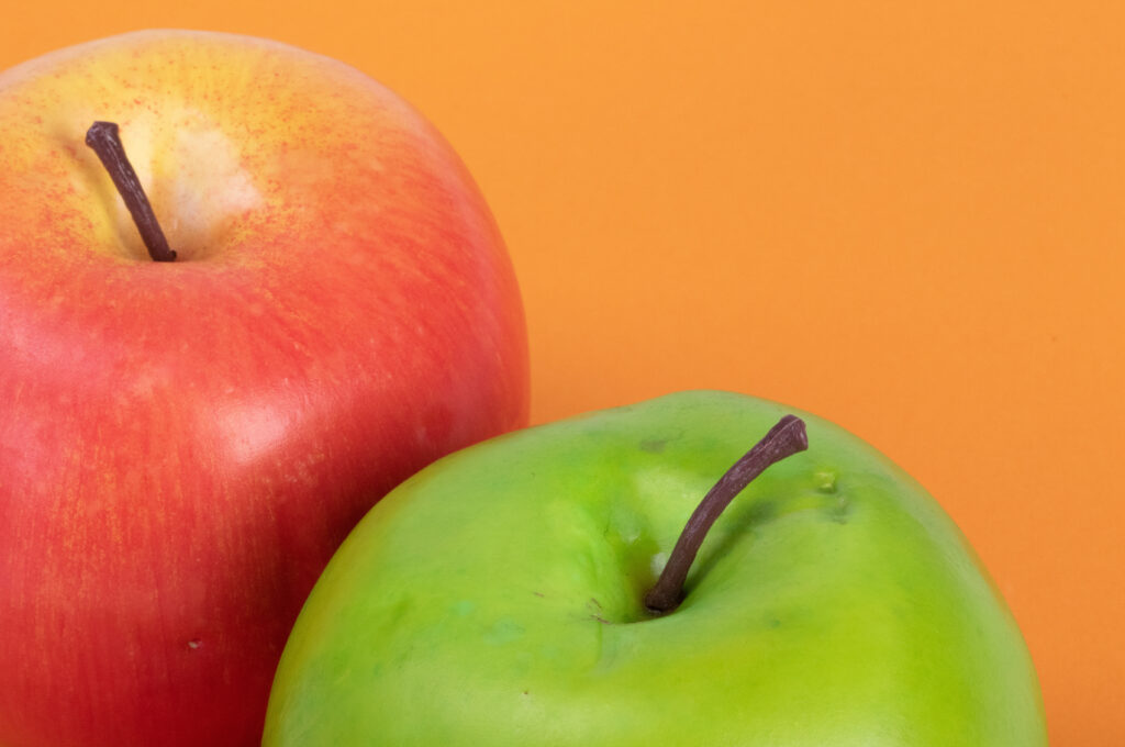 Vibrant Wallpaper: Close-Up of Ripe Red & Fresh Green Apples