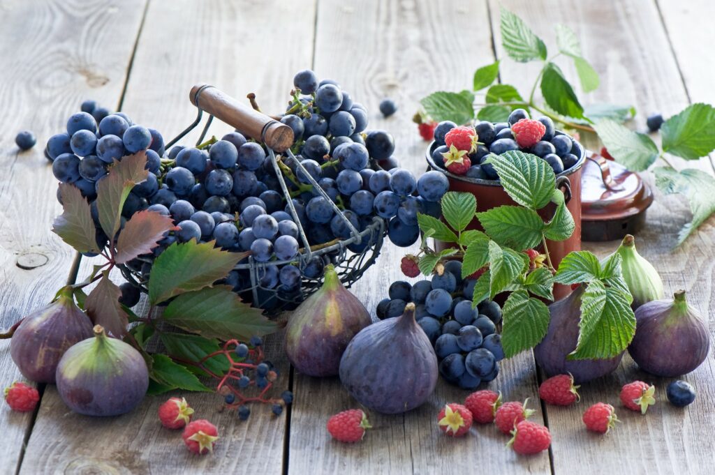 Vibrant Rustic Wallpaper: Figs, Grapes & Raspberries on Wood