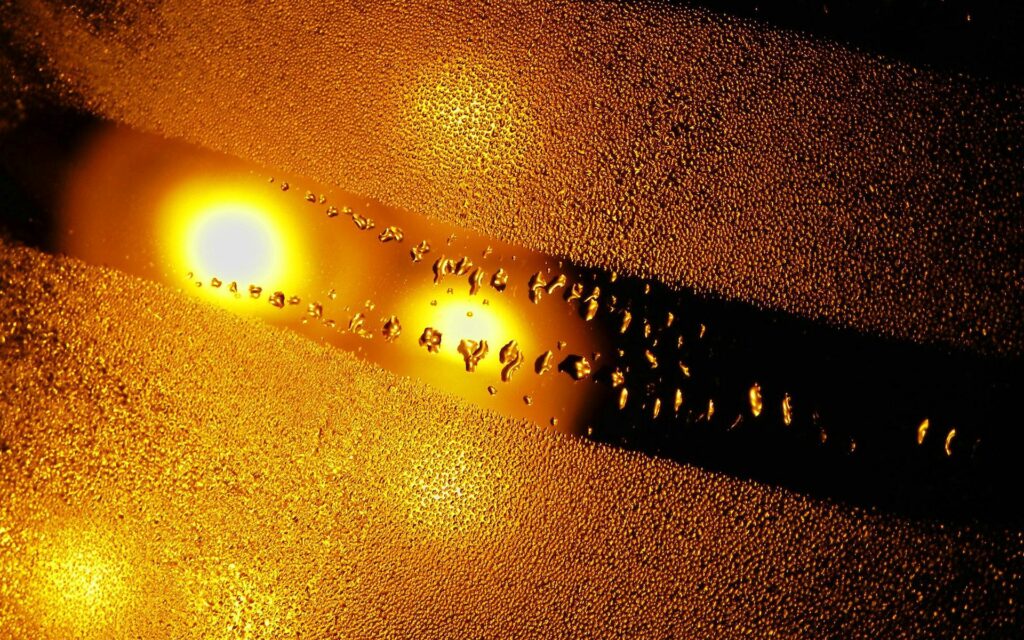 Warm Golden Water Drops Wallpaper Background: Vibrant & Smooth Design