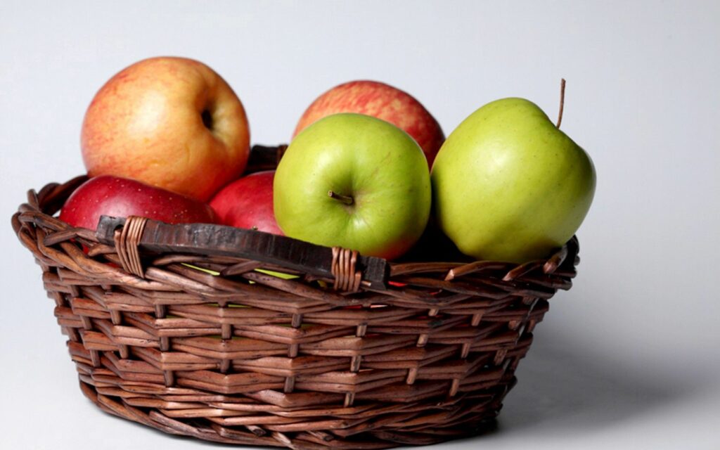 Vibrant Wallpaper: Wicker Basket with Fresh Red & Green Apples