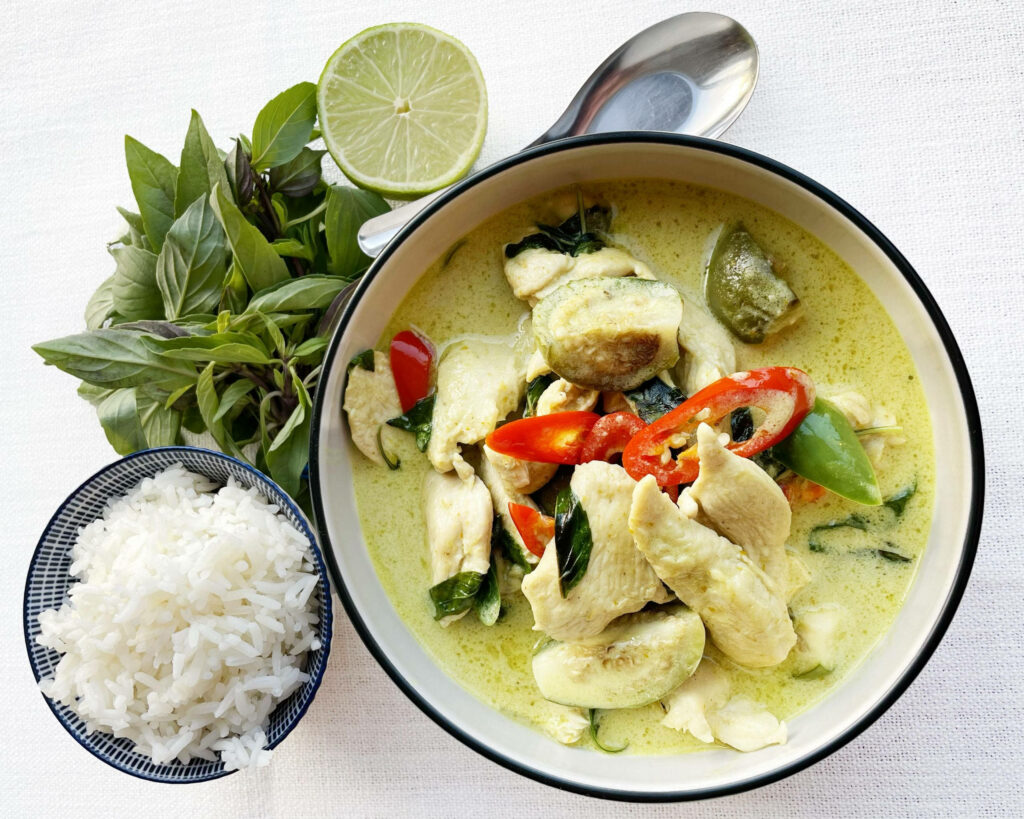 Vibrant Thai Curry Chicken Wallpaper with Fresh Vegetables & Rice