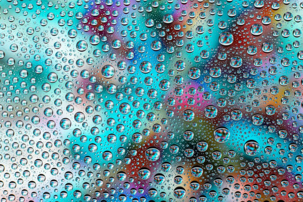 Vibrant Water Droplets Abstraction: Elegant Wallpaper Background