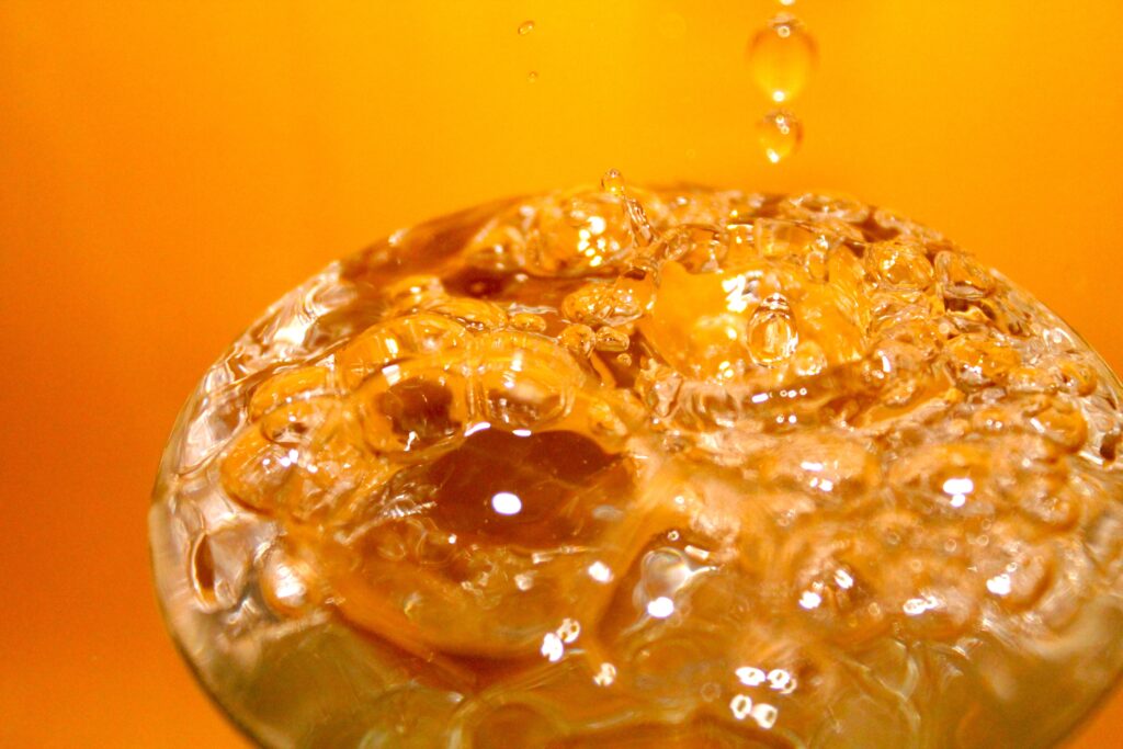 Vibrant Water Drops Splashing: Dynamic Ripples & Bubbles Wallpaper